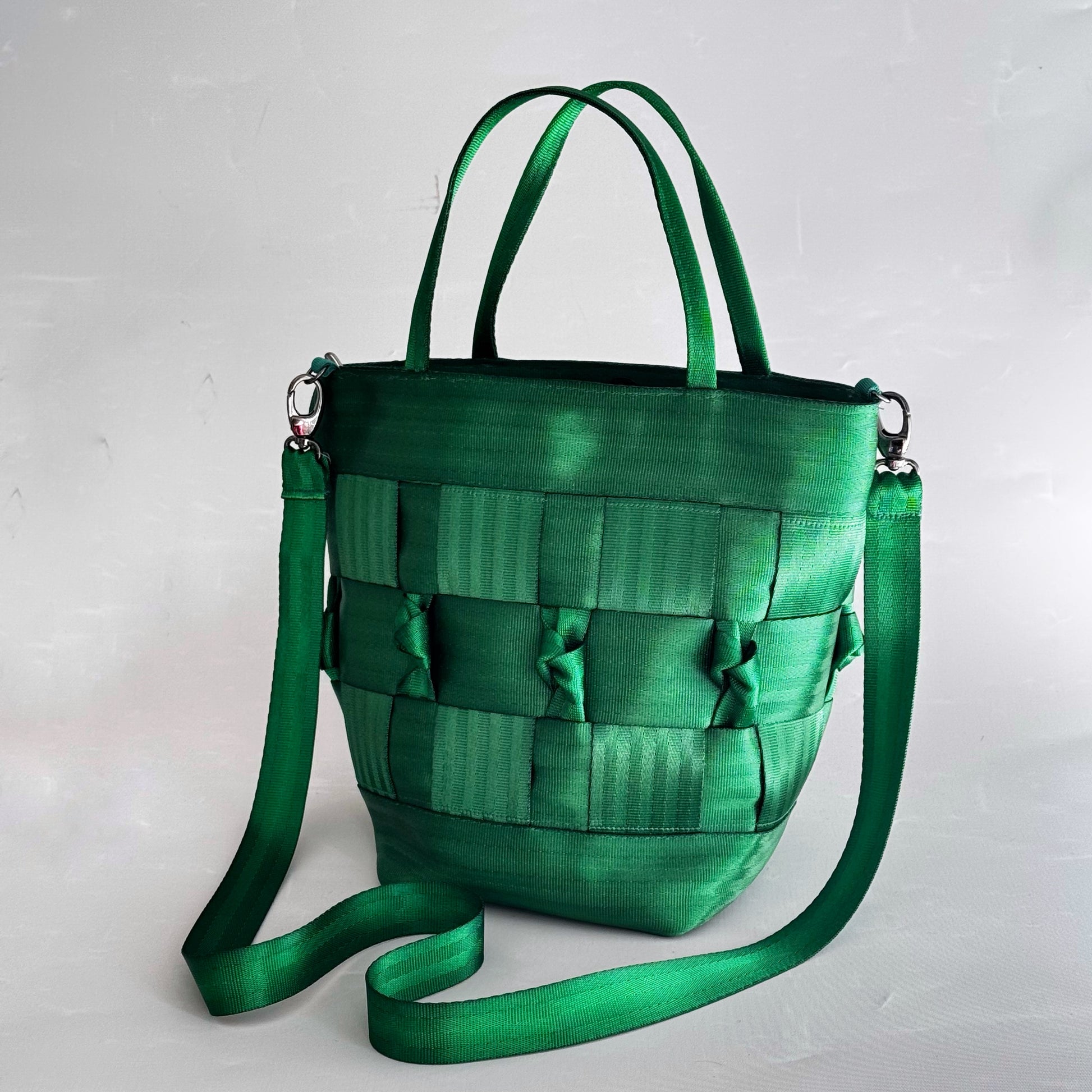 Green woven axel mano handbag with a shoulder strap
